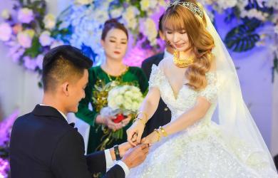 Mạc Văn Khoa quỳ gối trao nhẫn cưới cho vợ